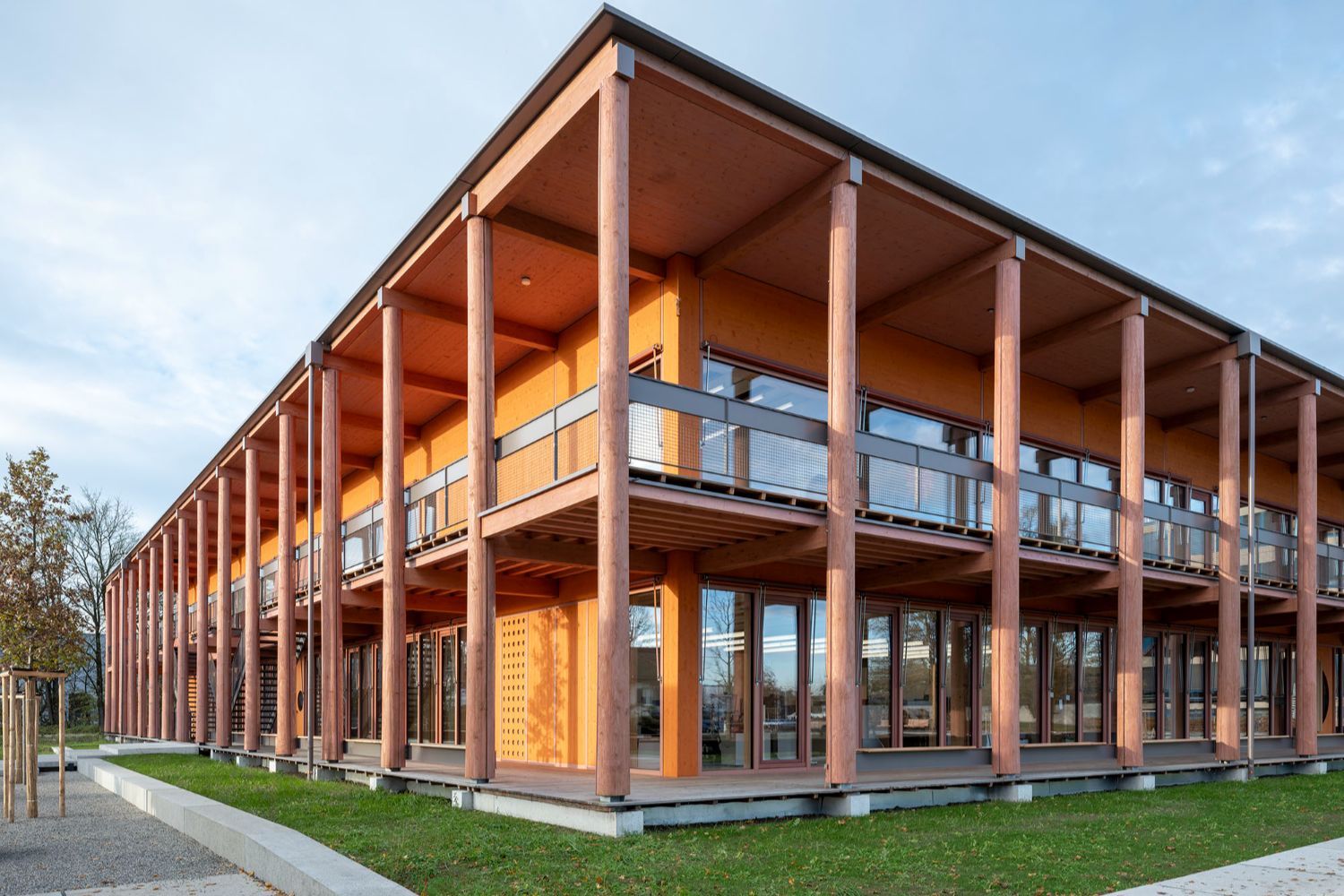 AVS, Neubau, Fassade, Fenster, Türen, Pfosten, Sonnenschutzanlage Sicht Ecken