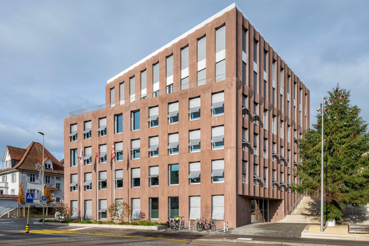 Neubau Gemeindehaus Oberwil – Holzmetall-Fensterfassade mit modernen Elementen, Gerber-Vogt AG